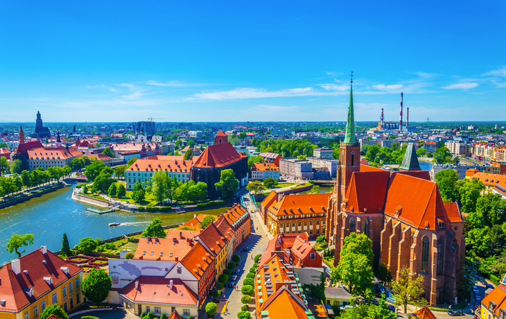 Stadtansicht von Wrocław mit Kathedrale und Fluss an einem sonnigen Tag.