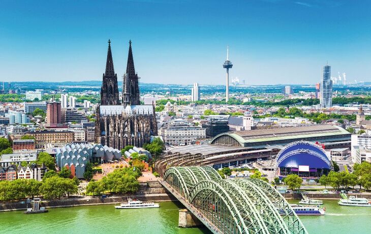 Der Kölner Dom und die Hohenzollernbrücke am Rhein in Köln.