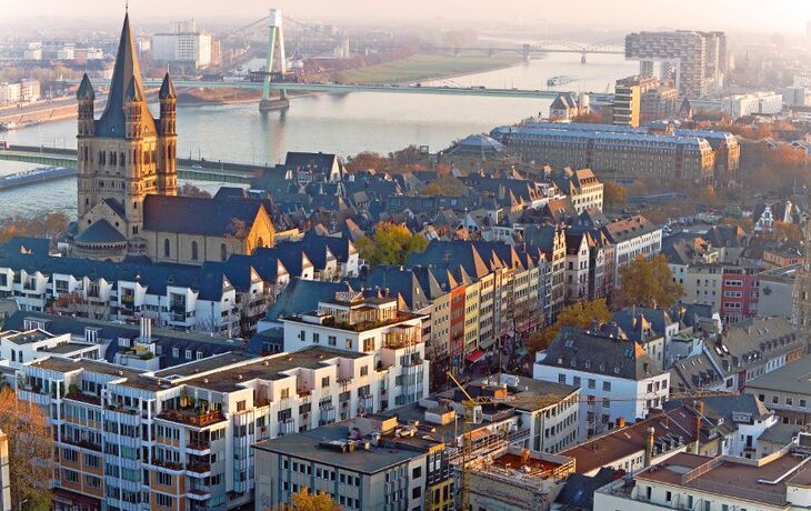 Luftaufnahme von Gebäuden am Flussufer in Köln, Deutschland.