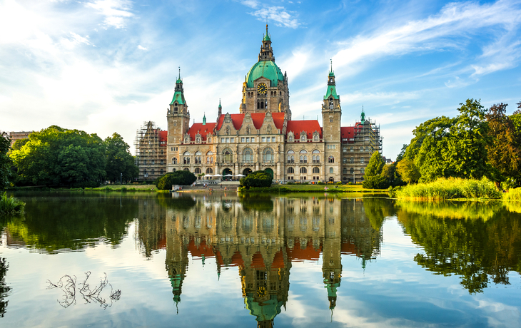 Neues Rathaus Hannover mit Spiegelung im Wasser.