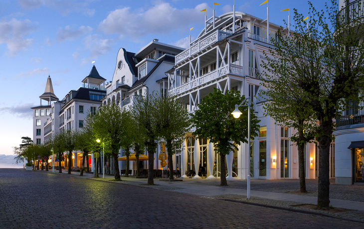 Wilhelmstraße am Abend im Ostsseebad Sellin 