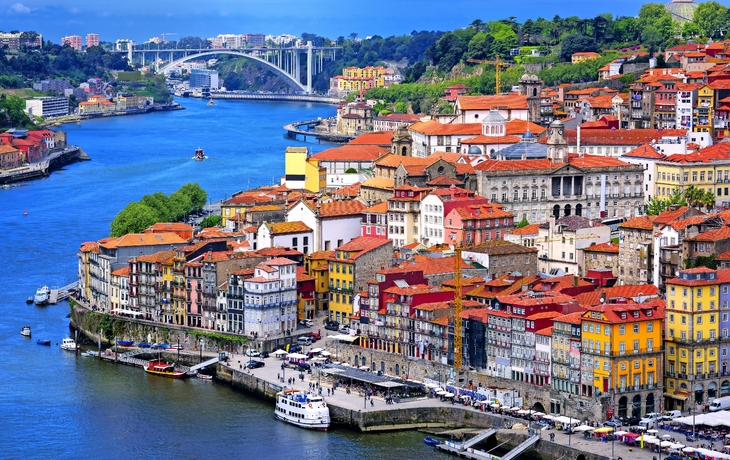 Stadtansicht von Porto mit Fluss Douro und Brücke im Hintergrund.