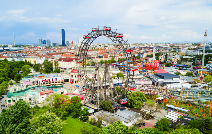 Luftaufnahme eines Riesenrads im Prater-Park in Wien.