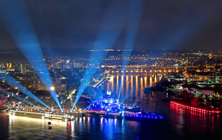Blick von der Festung Ehrenbreitstein auf Koblenz und das Deutsche Eck