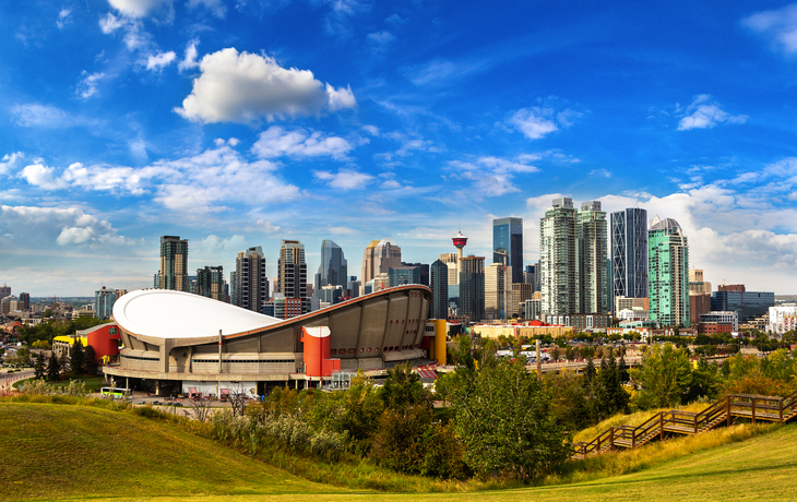 Skyline von Calgary, Alberta, Kanada, an einem sonnigen Tag mit blauen Himmel.