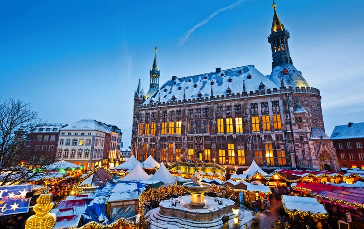 Weihnachtsmarkt rund um das Rathaus in Aachen