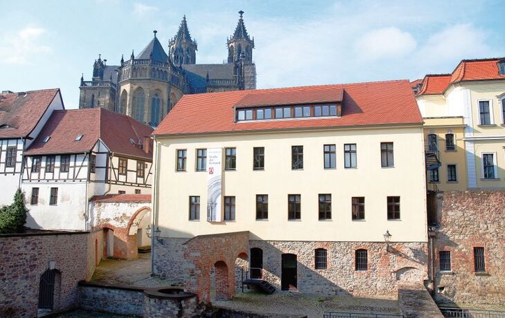 Häuser in der Altstadt von Magdeburg mit Blick auf den Dom