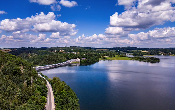 Talsperre Pöhl mit Staumauer im Vogtland von oben