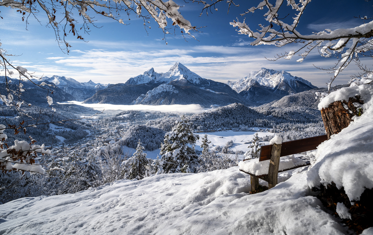 Aussichtspunkt über das schneebedeckte Berchtesgaden