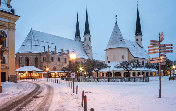Kapellplatz von Altötting im Schnee bei Morgendämmerung