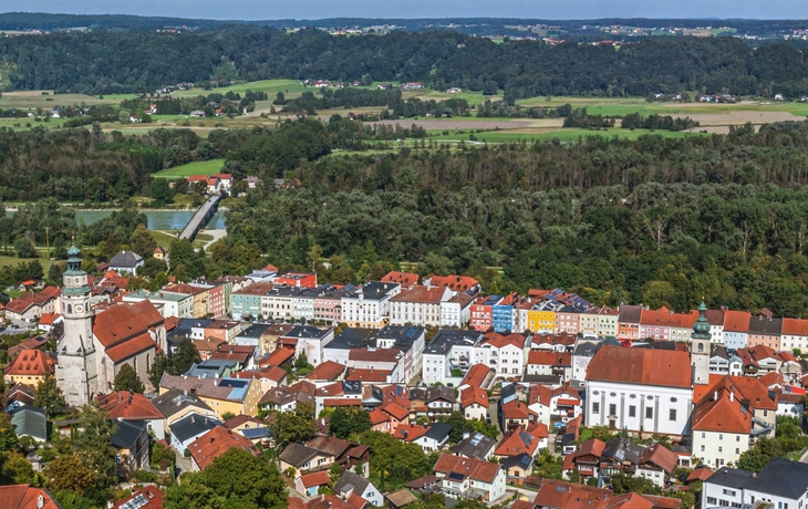 Ausblick auf den Stadtplatz von Tittmoning mit Bürgerhäusern im typischen Inn-Salzach-Stil