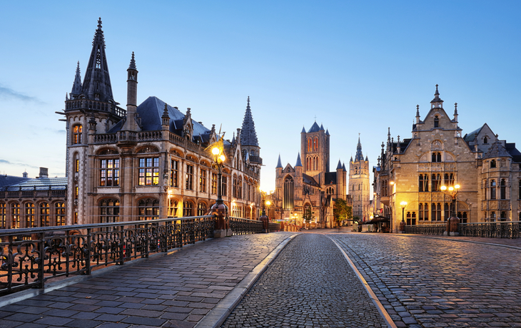 Historische Architektur und Straßen in Gent, Belgien, bei Sonnenuntergang in sanfter Dämmerung.