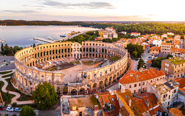 Luftaufnahme des römischen Amphitheaters in Pula, Kroatien, bei Sonnenuntergang.