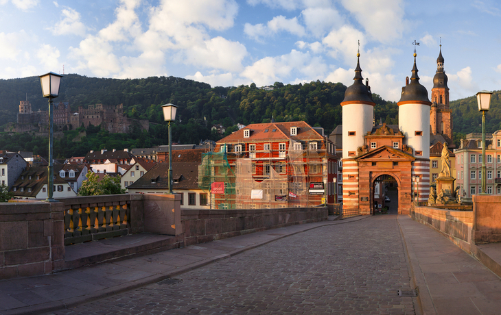 Panoramablick auf die Alte Brücke in Heidelberg bei Sonnenuntergang.