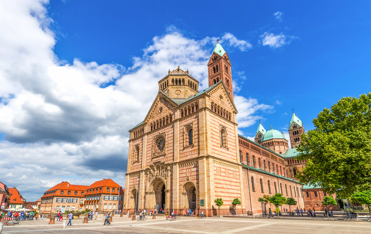 Dom von Speyer mit blauem Himmel im Hintergrund