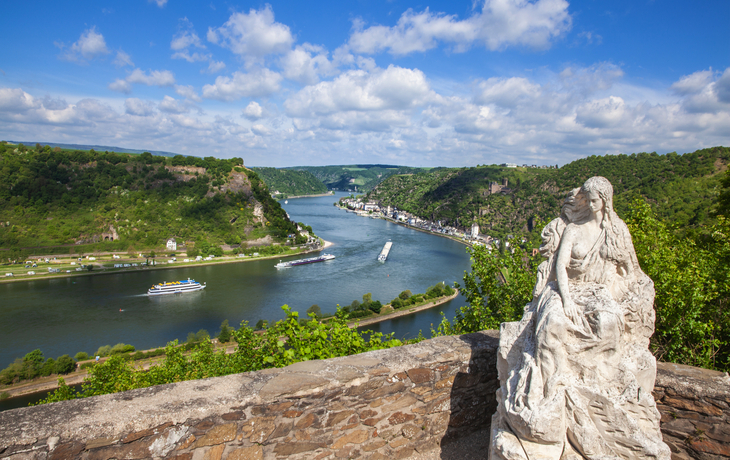 Statue der Loreley mit Blick auf den Rhein und umliegende Landschaften