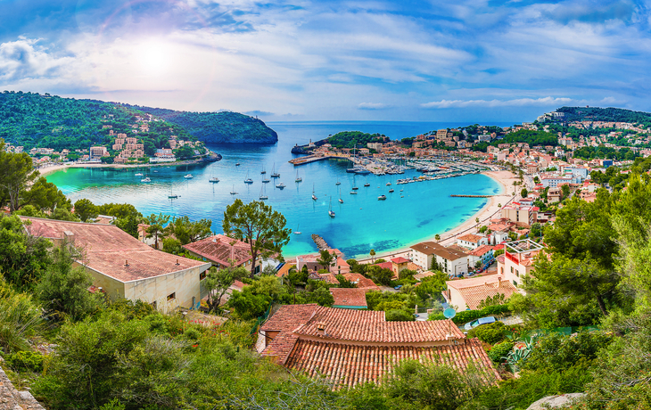 Panorama von Port de Sóller mit Yachten und blauem Meer auf Mallorca.
