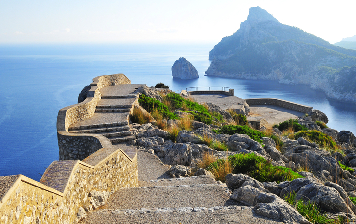 Aussichtsplattform mit Blick auf das Meer und die Landschaft am Kap Formentor auf Mallorca.