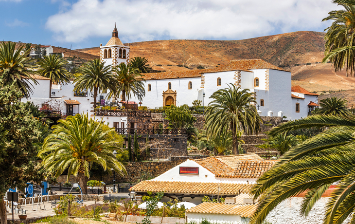 Kirche von Betancuria umgeben von Palmen auf Fuerteventura, Kanarische Inseln, Spanien.