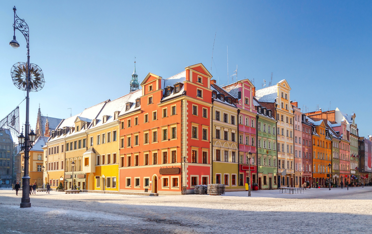 Bunte historische Gebäude bei klarem Himmel.