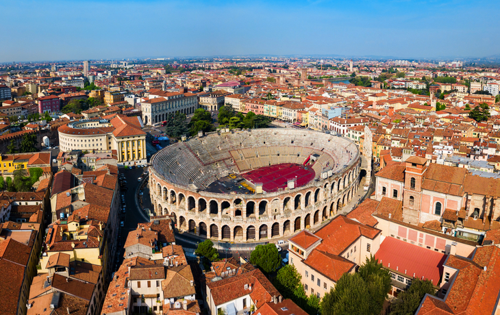 Luftaufnahme der Arena von Verona inmitten der Stadt.