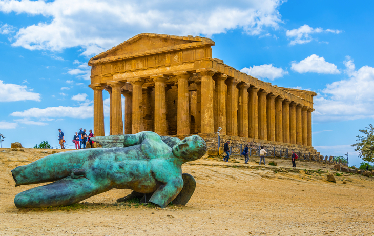 Statue des gefallenen Icaro vor dem Concordia-Tempel nahe Agrigent auf Sizilien