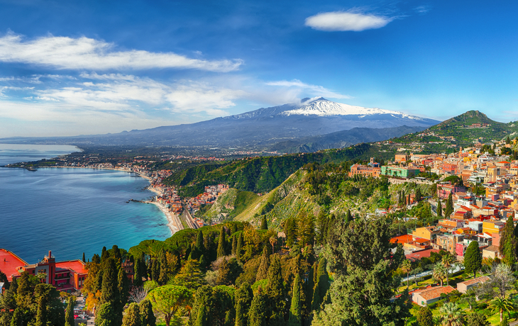 Taormina mit dem Vulkan Ätna im Hintergrund