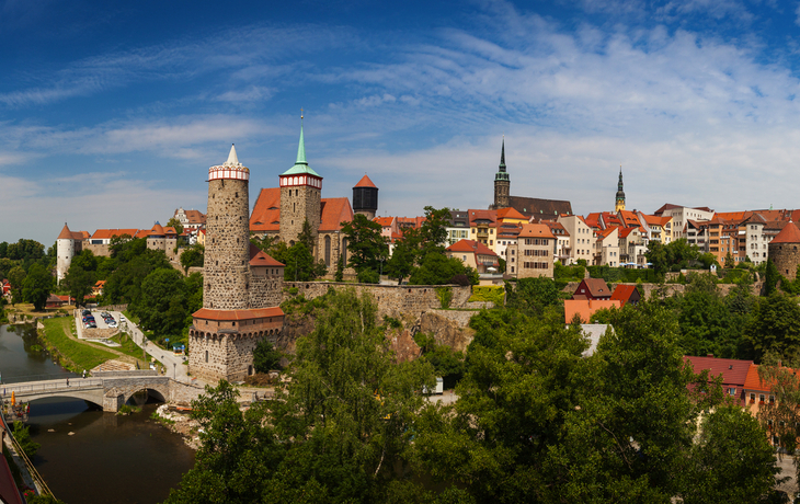 Panorama der Altstadt von Bautzen mit Türmen und Brücke im Vordergrund.
